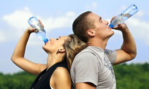¿Beber agua en las comidas engorda?